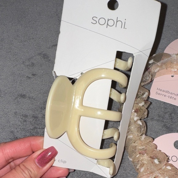 Sophi - NWT Yellow & Beige Floral Hair Accessories Set - Picture 3 of 14